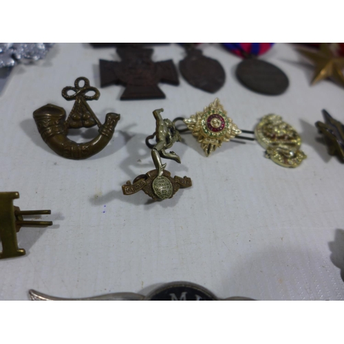 352 - A LARGE COLLECTION OF MEDALS AND ASSORTED MILITARY BADGES, TO INCLUDE WORLD WAR I WAR MERIT CROSS, C... 