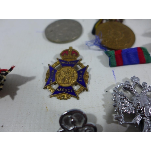 352 - A LARGE COLLECTION OF MEDALS AND ASSORTED MILITARY BADGES, TO INCLUDE WORLD WAR I WAR MERIT CROSS, C... 