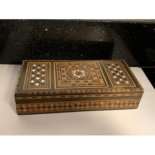 1012 - AN INLAID WOODEN BOX