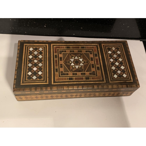 1012 - AN INLAID WOODEN BOX