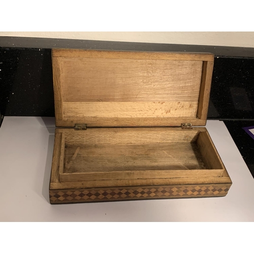 1012 - AN INLAID WOODEN BOX