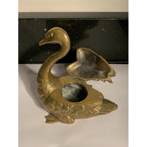 1014 - A GERMAN BRASS INKWELL GESCHUTZTN 1101 IN THE STYLE OF A SWAN