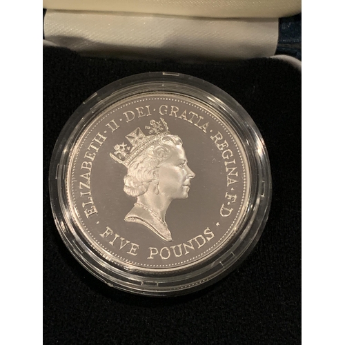 403A - UK 1990 , QUEEN MOTHER 90TH , £5 SILVER PROOF CROWN . CASED WITH COA