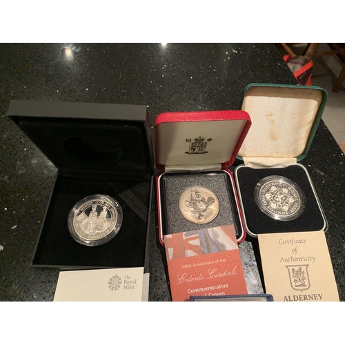 412A - UK A GROUP OF FOUR BOXED COINS TO INCLUDE : 2017 PLATINUM WEDDING SILVER PROOF , ALDERNEY 1989 £2 SI... 