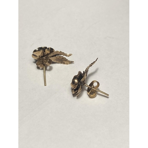 503 - A PAIR OF 9 CARAT GOLD ROSE DESIGN EARRINGS