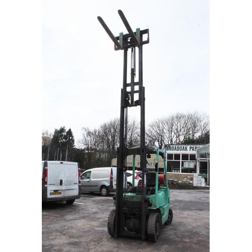 119 - MITSUBISHI 2.5 Tonne GAS FORK LIFT TRUCK TRIPLE MAST - ON SITE LAST 10 YEARS - 6300 HRS + VAT