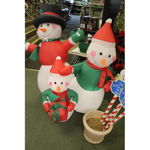 318 - INFLATABLE SNOWMEN AND SANTA STOP HERE SIGNS  + VAT