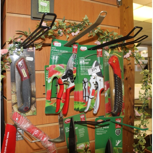 371 - SECATEURS, DUBBING SHEARS AND LAWN SHEARS  + VAT