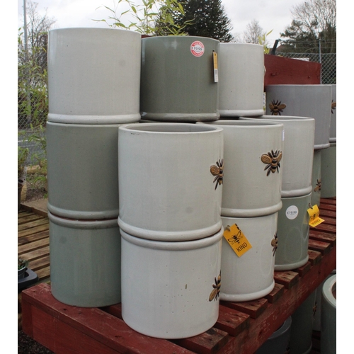 81 - 15 MEDIUM PLANTERS  + VAT