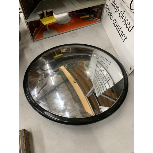 1012A - A CIRCULAR CONVEX MIRROR