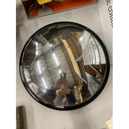 1012A - A CIRCULAR CONVEX MIRROR