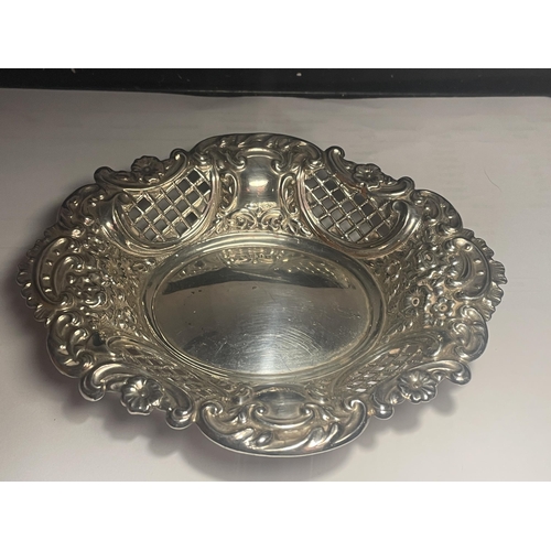 43 - A HALLMARKED LONDON SILVER PIERCED OVAL DISH