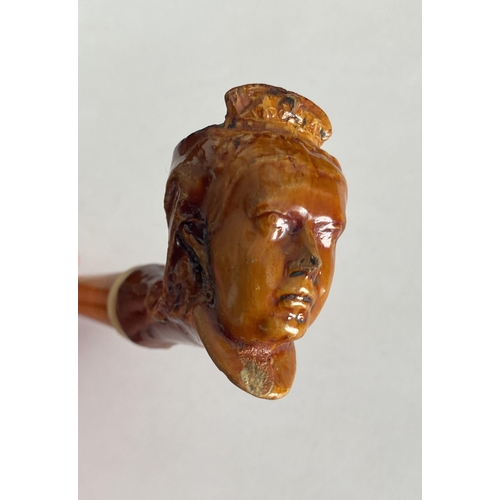 52 - AN ANTIQUE BRITISH QUEEN VICTORIA TREACLE GLAZE TOBACCO PIPE WITH AMBER EFFECT PIPE, LENGTH 13 CM