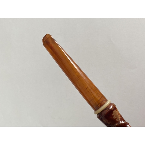 52 - AN ANTIQUE BRITISH QUEEN VICTORIA TREACLE GLAZE TOBACCO PIPE WITH AMBER EFFECT PIPE, LENGTH 13 CM