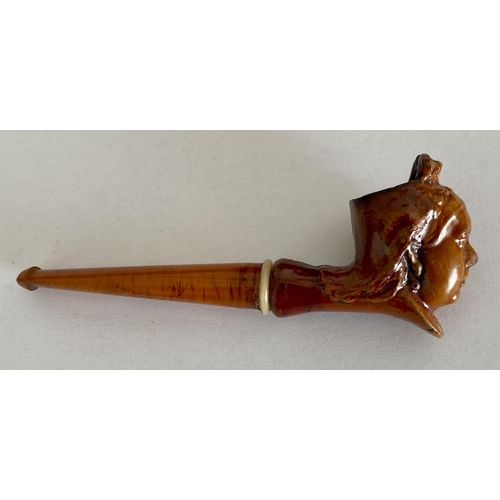 52 - AN ANTIQUE BRITISH QUEEN VICTORIA TREACLE GLAZE TOBACCO PIPE WITH AMBER EFFECT PIPE, LENGTH 13 CM