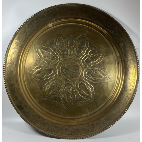 62 - A LARGE ARTS & CRAFTS EARLY 20TH CENTURY BRASS CHARGER WITH STYLISED FLORAL DESIGN, DIAMETER 50 CM