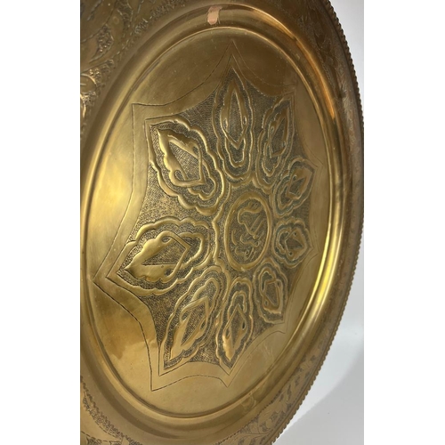 62 - A LARGE ARTS & CRAFTS EARLY 20TH CENTURY BRASS CHARGER WITH STYLISED FLORAL DESIGN, DIAMETER 50 CM