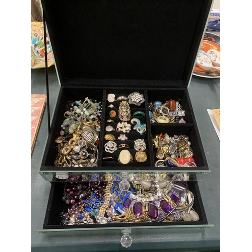 110A - A LARGE QUANTITY OF COSTUME JEWELLERY TO INCLUDE WATCHES, RINGS, BRACELETS, BROOCHES, NECKLACES, ETC... 