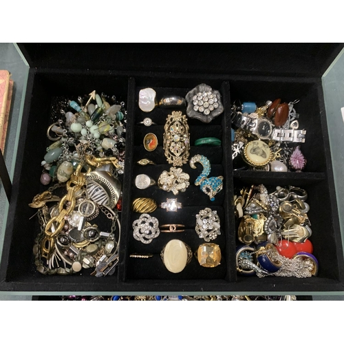 110A - A LARGE QUANTITY OF COSTUME JEWELLERY TO INCLUDE WATCHES, RINGS, BRACELETS, BROOCHES, NECKLACES, ETC... 