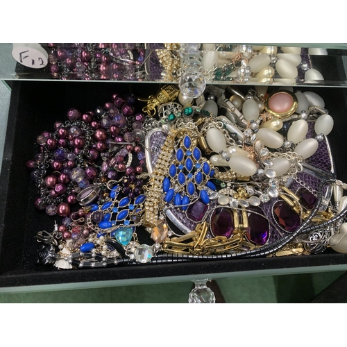 110A - A LARGE QUANTITY OF COSTUME JEWELLERY TO INCLUDE WATCHES, RINGS, BRACELETS, BROOCHES, NECKLACES, ETC... 