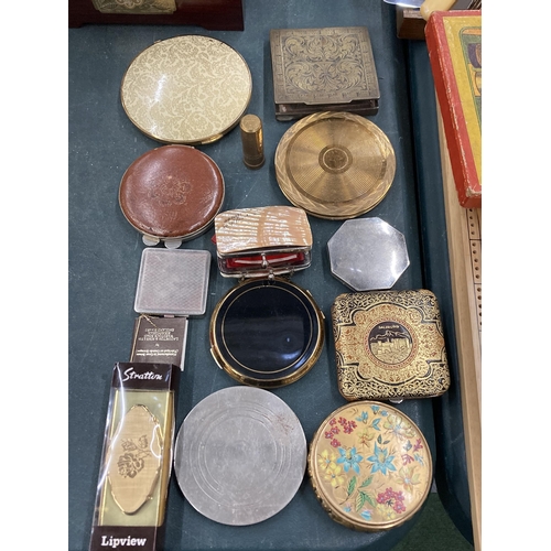 127 - A COLLECTION OF VINTAGE COMPACTS TO INCLUDE STRATTON, ETC