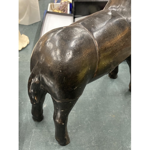 135 - A 'BRONZED' TROJAN STYLE HORSE, HEIGHT 33CM, WIDTH 32CM