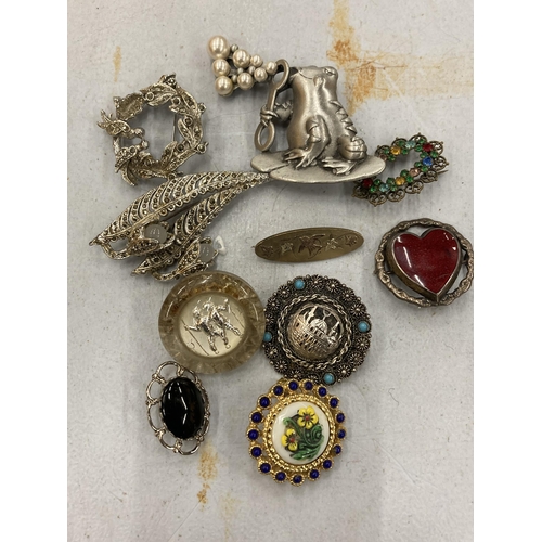 151 - A COLLECTION OF 10 VINTAGE BROOCHESTO INCLUDE AN ENAMELLED HEART, ETC