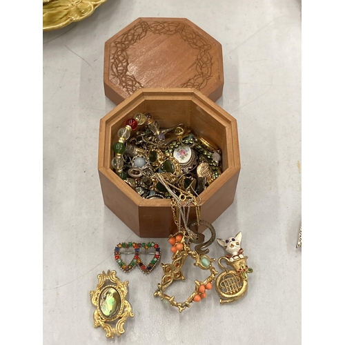 155 - A QUANTITY OF VINTAGE AND MODERN COSTUME JEWELLERY TO INCLUDE BRACELETS, CHAINS, BROOCHES, RINGS, ET... 