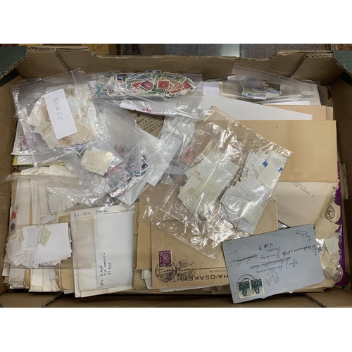 489 - A LARGE QUANTITY OF USED STAMPS ON ENVELOPES AND STAMPS TO INCLUDE SPAIN, CANADA, MALTA, ETC.,