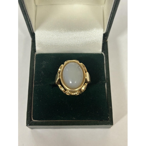 504 - A 14CT YELLOW GOLD WHITE QUARTZ CABOCHON  RING, SIZE L, WEIGHT 5.07 GRAMS