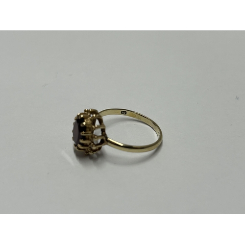 508 - A 9CT YELLOW GOLD AND GARNET RING, SIZE K