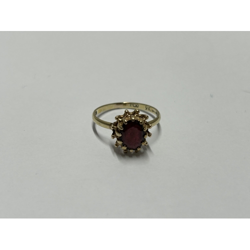 508 - A 9CT YELLOW GOLD AND GARNET RING, SIZE K