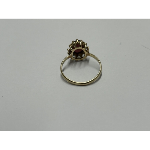 508 - A 9CT YELLOW GOLD AND GARNET RING, SIZE K