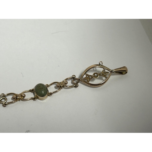 511 - A VINTAGE 9CT YELLOW GOLD, JADE AND PEARL BRACELET WITH SAFETY CHAIN GROSS WEIGHT 6.35 GRAMS, LENGTH... 