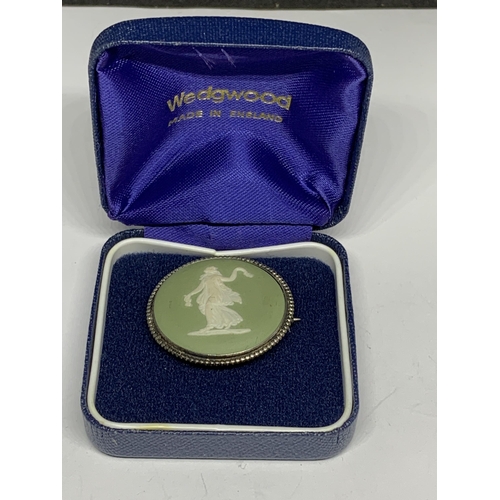 569A - A BOXED WEDGWOOD SILVER GREEN AND WHITE BROOCH