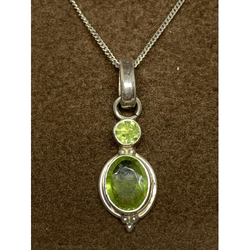 598 - A SILVER AND PERIDOT NECKLACE IN A PRESENTATION BOX