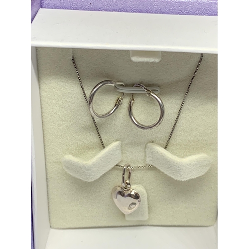 599 - A SILVER NECKLACE, EARRINGS AND RING IN A PRESENTATION BOX