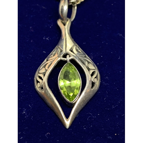 605 - A SILVER AND PERIDOT STONE NECKLACE IN A PRESENTATION BOX