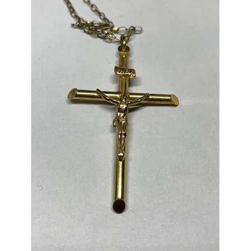 613 - A 9 CARAT GOLD CRUCIFIX AND CHAIN