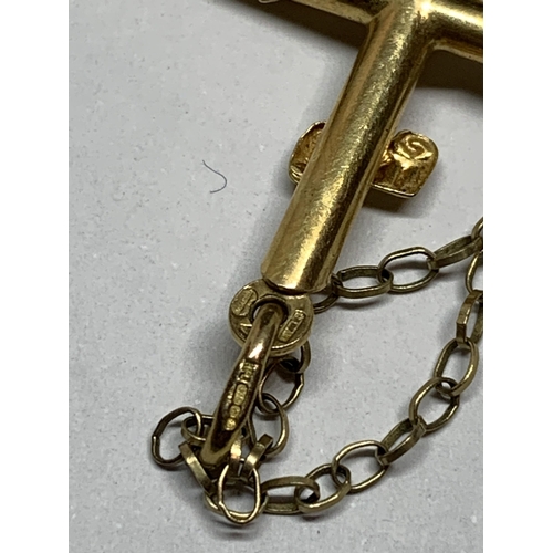 613 - A 9 CARAT GOLD CRUCIFIX AND CHAIN