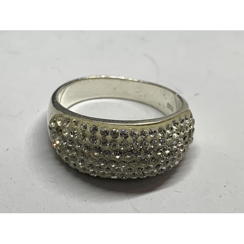 659 - A SILVER DRESS RING IN A PRESENTATION BOX