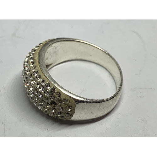 659 - A SILVER DRESS RING IN A PRESENTATION BOX