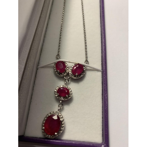 660 - A SILVER AND GARNET NECKLACE IN A PRESENTATION BOX