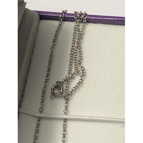 660 - A SILVER AND GARNET NECKLACE IN A PRESENTATION BOX