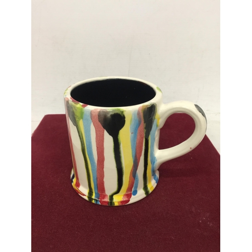 720 - AN ANITA HARRIS HAND PAINTED AND SIGNED IN GOLD SPLASH MUG