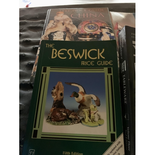 1002 - A GROUP OF CERAMICS AND FURTHER ANTIQUES REFERENCE BOOKS, BESWICK ETC