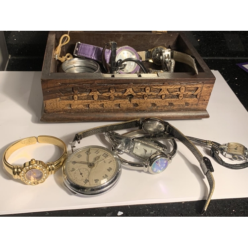 1009 - A CARVED WOODEN BOX WITH A QUANTITY OF WATCHES AND PARTS