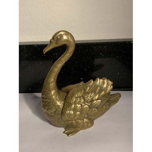 1014 - A GERMAN BRASS INKWELL GESCHUTZTN 1101 IN THE STYLE OF A SWAN