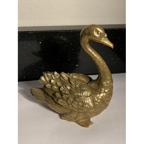 1014 - A GERMAN BRASS INKWELL GESCHUTZTN 1101 IN THE STYLE OF A SWAN