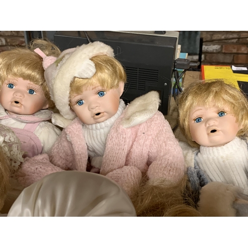 1031 - A MIXED LOT OF DOLLS AND SOFT TOYS